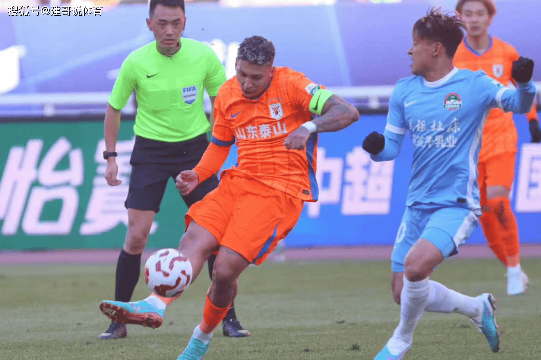 包含本泽马场边指挥情绪激动，切尔西队员怒摔水瓶的词条
